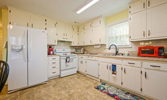 Jonesboro House | Rustic 4BR Home In Huge Open Air Space & BKYD Deck