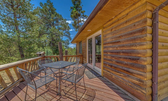 Alto Cottage | Rustic Alto Cabin w/Hot Tub, Deck & Fireplace!