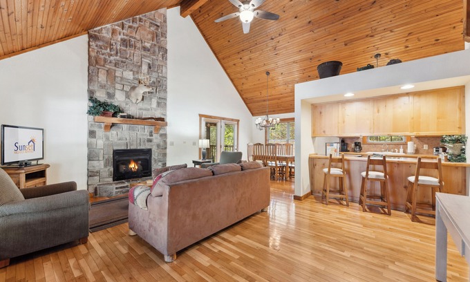 Branson West Cabin | Rustic and Quaint, Pet Friendly Cabin. Tucked Away In Gorgeous Stonebridge!