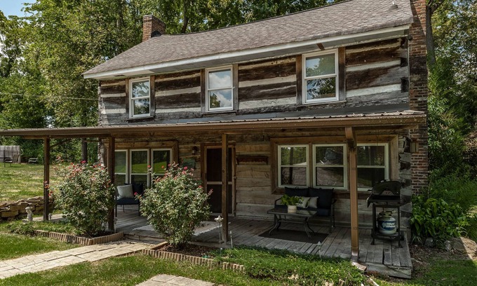 Gallatin Cabin | Rustic Cabin | 30 miles from Nashville