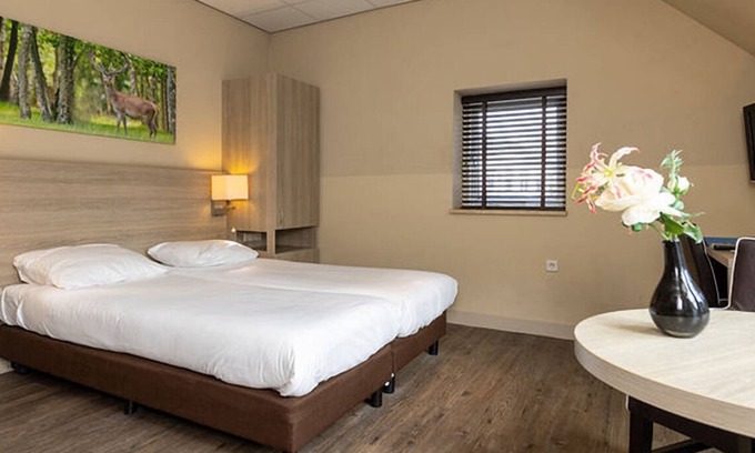 Beekbergen-West Hotel | Rustic Forest Getaway with Modern Comforts and Nearby Activities! Onsite Dining!
