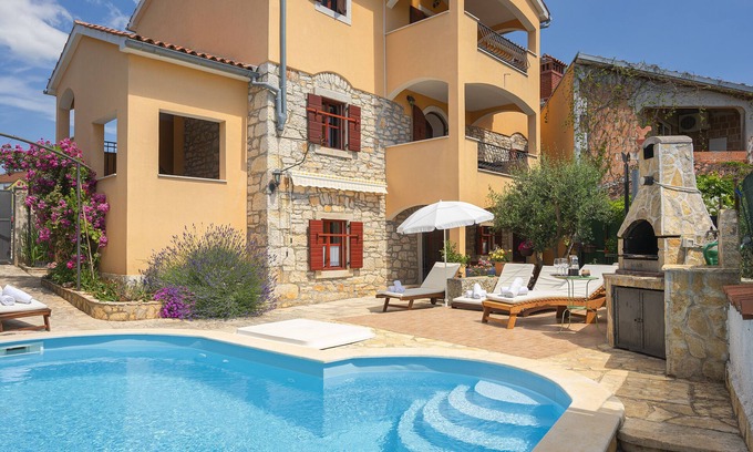 Marcana House | Rustic Holiday Home with heated pool near Pula