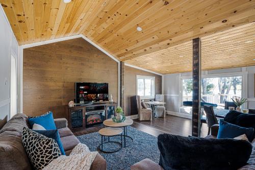 Kirkfield House | Rustic Lakefront Cottage with Fire Pit & Scenic Views