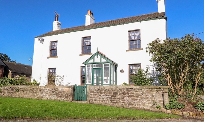 Knott End-on-Sea Cottage | RUSTIC LANCASHIRE FARMHOUSE, pet friendly, with a garden in Garstang