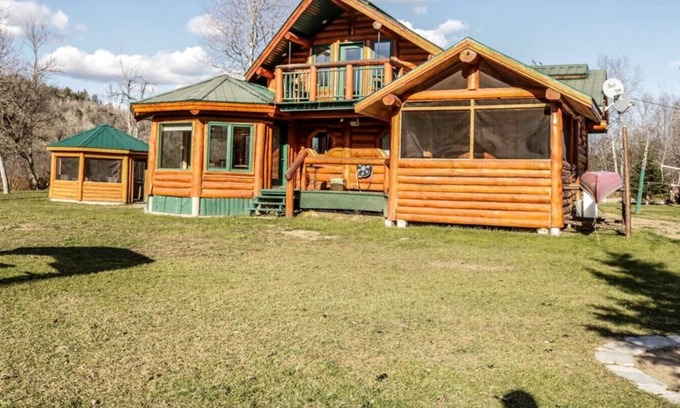 Mauricie Cabin | Rustic log cabin. *Waterfront with Spa*