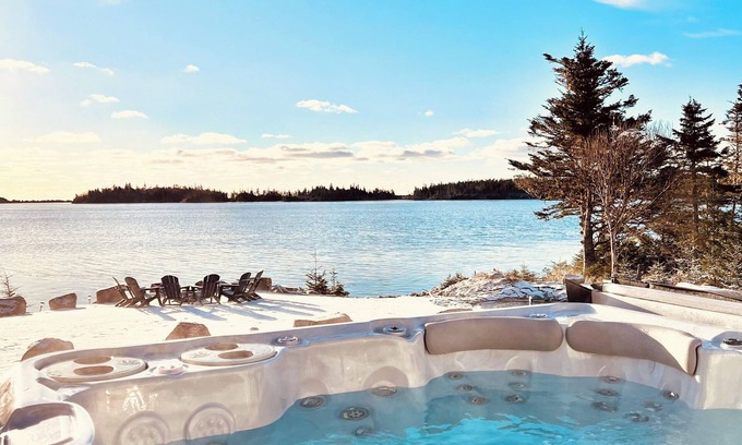 Saint Esprit Cottage | Rustic Luxury Lake Cottage with Private Hot Tub /FirePit /Kayaks /Sauna