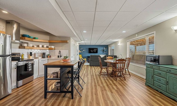 De Winton House | Rustic Ranch - 2 King Beds & Horse Trailer Prkg