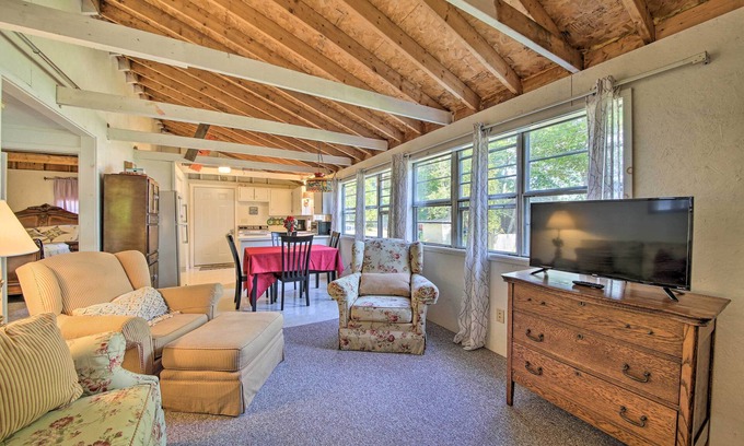Appleton Cottage | Rustic Retreat Across from Lake; Family Friendly!
