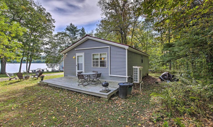 Appleton Cottage | Rustic Retreat Across From Lake; Family Friendly!