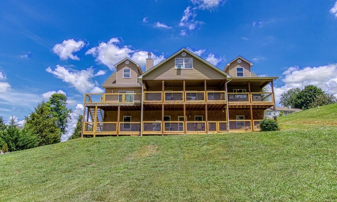Sevierville House | Rustic River Lodge by HoneyBearCabins