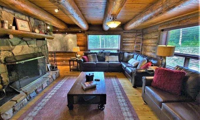 Purgatory Cabin | Rustic & Spacious Log Cabin w/Private Hot Tub, Amazing Views, 4 Miles to Ski