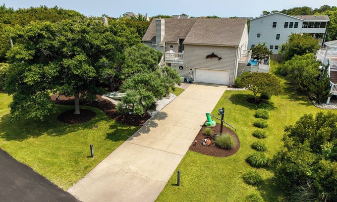 Sandbridge House | Rusty Dolphin is a well-maintained 2 level home with pool and hot tub.