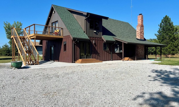 Grand Island Cabin | Rusty Flatts-Countryside Retreat Just Outside Grand Island – Sleeps up to 8