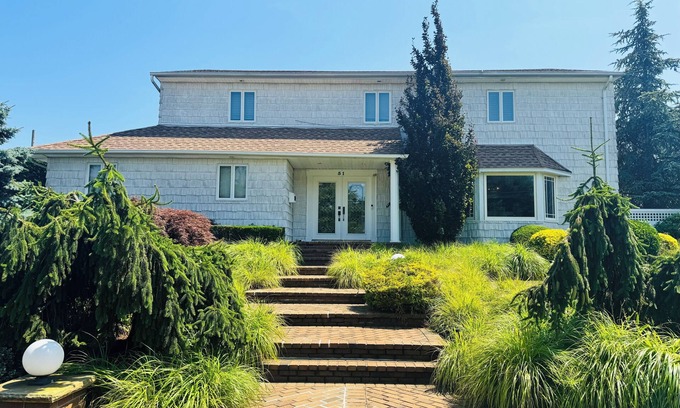 Massapequa House | Ryder Cup Rental! Spacious 5BR/3BA House, Extensive amenities , 7mi from course
