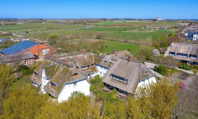 Keitum Apartment | Süderhof 14 - im Südwesten von Keitum Gelegenes Reetgedecktes Haus