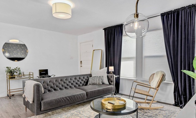 South Lamar House | S. Congress, Fire Pit, Cozy Patio - Dolphin House