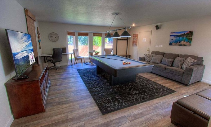 Lincoln Park House | Sadie's Hustle | Walk to Beach-Pool Table | NVH0823
