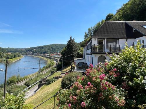 Konigstein an der Elbe Apartment | Saechsische-Schweiz-Ferienhaus-Wohnung-1-mit-Elbblick-Sauna-und-Kamin