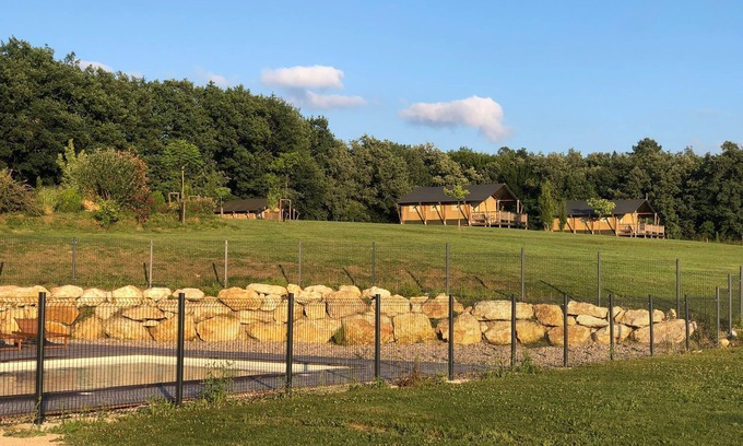 Saint-Cassien Cabin | SafariTent Picvert: lodge toile & bois au plus proche de la nature site familial