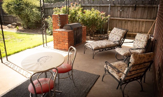 Wichita Falls House | SAFB, MSU, MEDICAL DISTRICT, GOLFING Mid Century style & beautiful backyard
