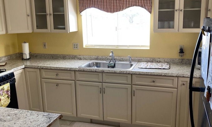 Fort Mohave House | Safe and clean, 5 min away from shopping centers & restaurants. Pet-Friendly