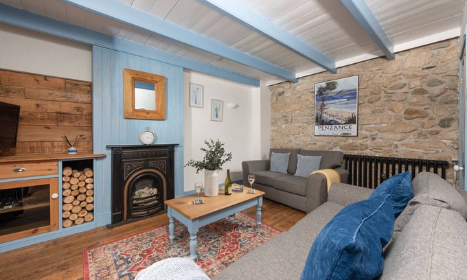 St Ives Cottage | Saffron Cottage - a cottage that sleeps 4 guests in 2 bedrooms
