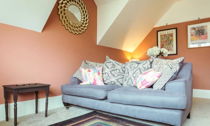 Eastbourne Apartment | Saffrons Sunset - central, chic 2nd floor flat