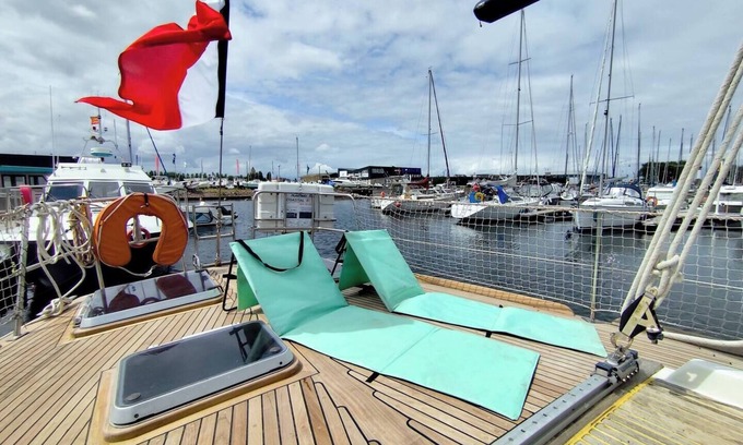 Sallenelles Boat Rental | Saga, an authentic and comfortable wooden sailboat