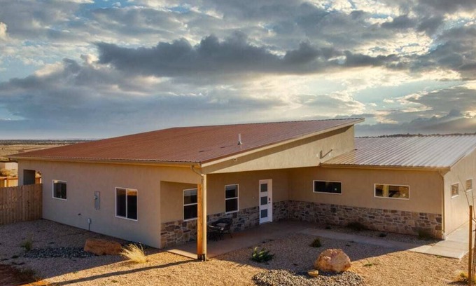 Kanab House | Sage Retreat I Pet-Friendly l Pool I Pickleball
