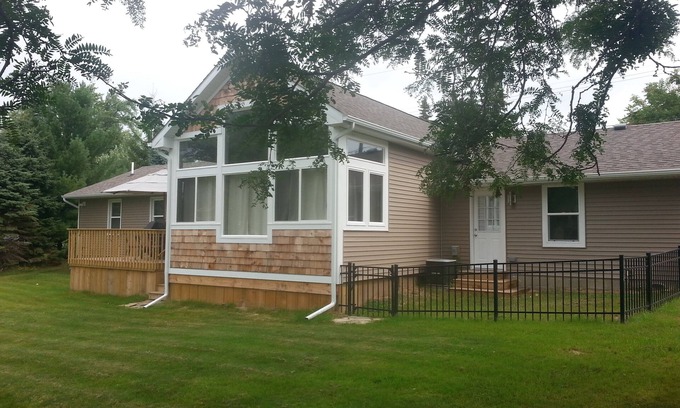 White Lake House | SALE from $400/nt! HUGE Lake & Yard! FREE Kayaks & Peddle Boats, Sandy Beach!