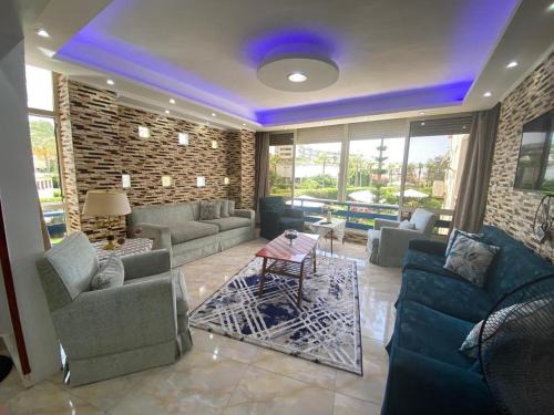 Al-Muntazah Apartment | Salah Eldin 2 bed rooms Super Lux Chalet apartment , Garden&sea view, first floor , Family only سوبر لوكس شاليه دور اول المعموره الشاطىء اسكندريه Mamoura Alexandria مع كارنيهات الدخول طول السنه و الشاطىء الخاص من اول مايو لنهايه اكتوبر للعائلات
