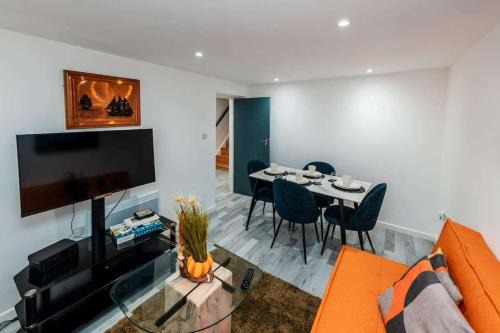 Trafford Apartment | Sale 2-Bedroom Apt - Sleeps 5 - Free Parking