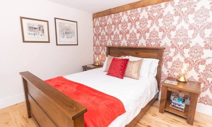 Wellington Apartment | Salisbury Barn: Red Room - Bed & Breakfast Room
