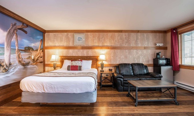 Ocean Shores Hotel | Salt Water Lagoon - Queen Studio Room at Wanderlust Inn, Pet Friendly