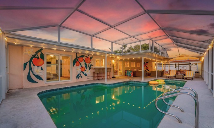 Bradenton House | 🍊Saltwater Heated Pool, Massage Chair, 12 Mins from Anna Maria, Sleeps 12