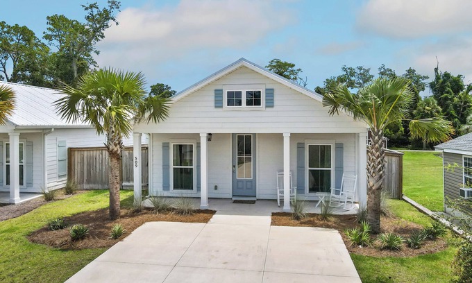 Port St. Joe House | Salty Blue is a new 2BD/2BA cottage, walking distance to restaurants & shops! Pool and fenced yard!
