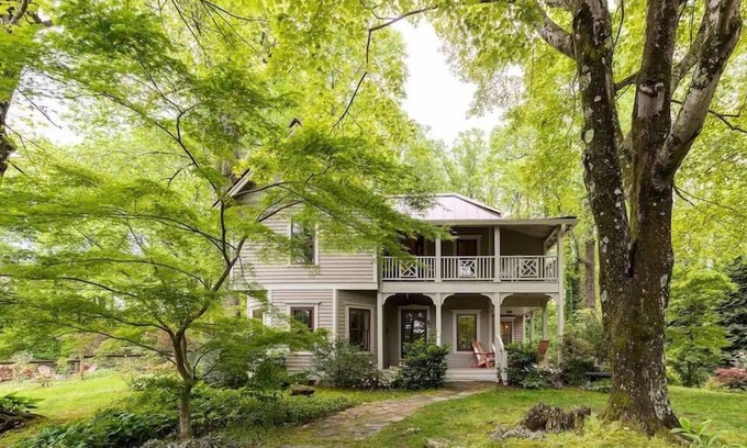 Saluda House | Saluda Mountain Home*Outdoor Games* Pet Friendly*