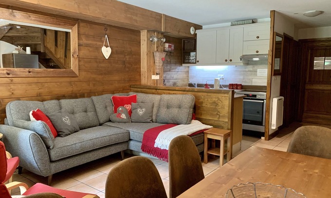 Samoens Ski Chalet | Samoens Village, Sleeps 8 - 9, 4 Bedrooms, 2 bathrooms, Shared Pool.