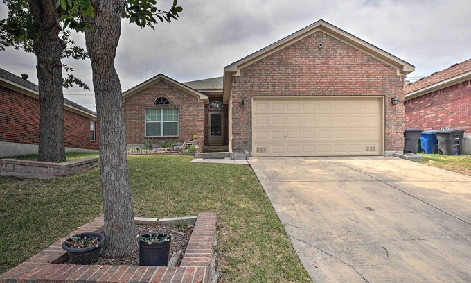 Heritage House | San Antonio Family Home w/Deck ~ 16 Mi to Dtwn!