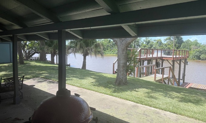 Brazoria House | San Bernard River House 4-BR, 3-B stunning river views, fishing pier, boat lift
