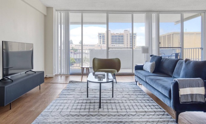 Central San Mateo Apartment | San Mateo 2BR w/ W/D, BBQ & Pool, near Caltrain