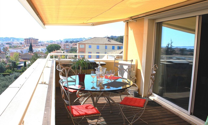 Sanary-sur-Mer Apartment | SANARY SUPERB APARTMENT SEA VIEW LARGE TERRACE PARKING OR GARAGE