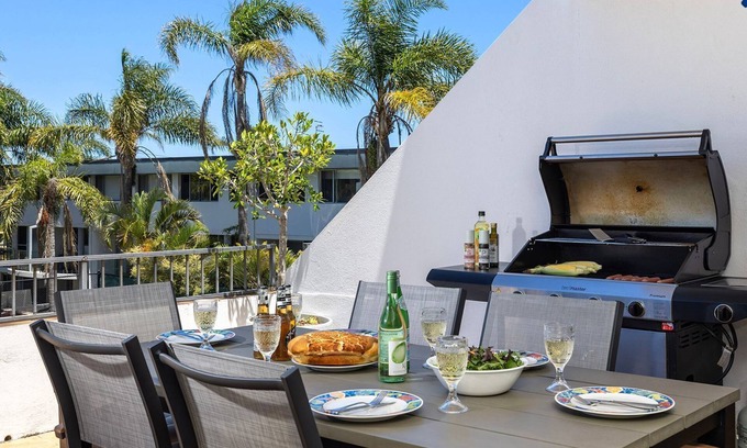 North Coast Apartment | Sand and Sea – walk to the beach, swimming pool and tennis court