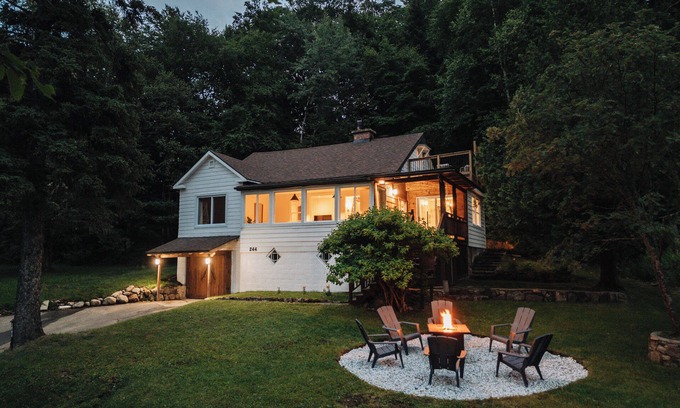 Sainte-Agathe-des-Monts Ski Chalet | Sand & Snow: Luxury Lakefront Retreat w/Spa