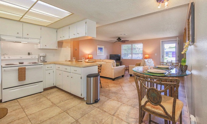 South Venice House | Sandcastle Cottage - Screened Patio - Fenced Yard - Pets OK