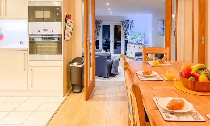 Westbrook House | Sanderling Westbrook · Beautiful Margate Coastal Home with Parking By ADLIV