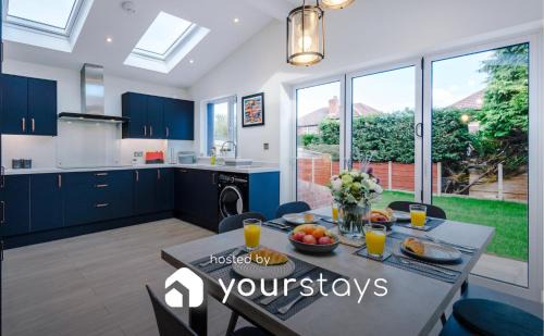 Trafford House | Sandileigh House by YourStays - Luxurious 3 Bedroom House in Altrincham
