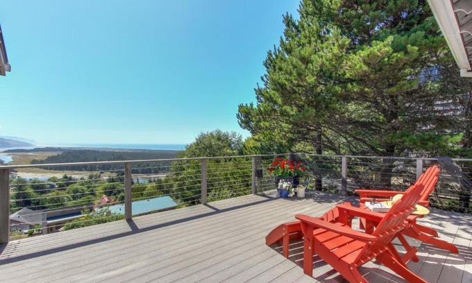 Pacific City House | Sandpiper Cottage - Meredith Lodging