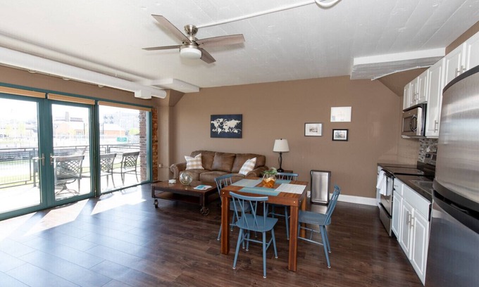 Sandusky Condo | Sandusky Bay Waterfront Views For Four!