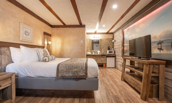 Ocean Shores Hotel | Sandy Duck - Queen Studio Room at Wanderlust Inn, Pet Friendly
